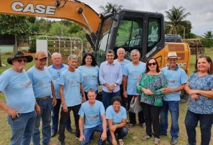 Sérgio Vidigal entrega escavadeira hidráulica para produtores rurais da SerraSérgio Vidigal entrega escavadeira hidráulica para produtores rurais da Serra