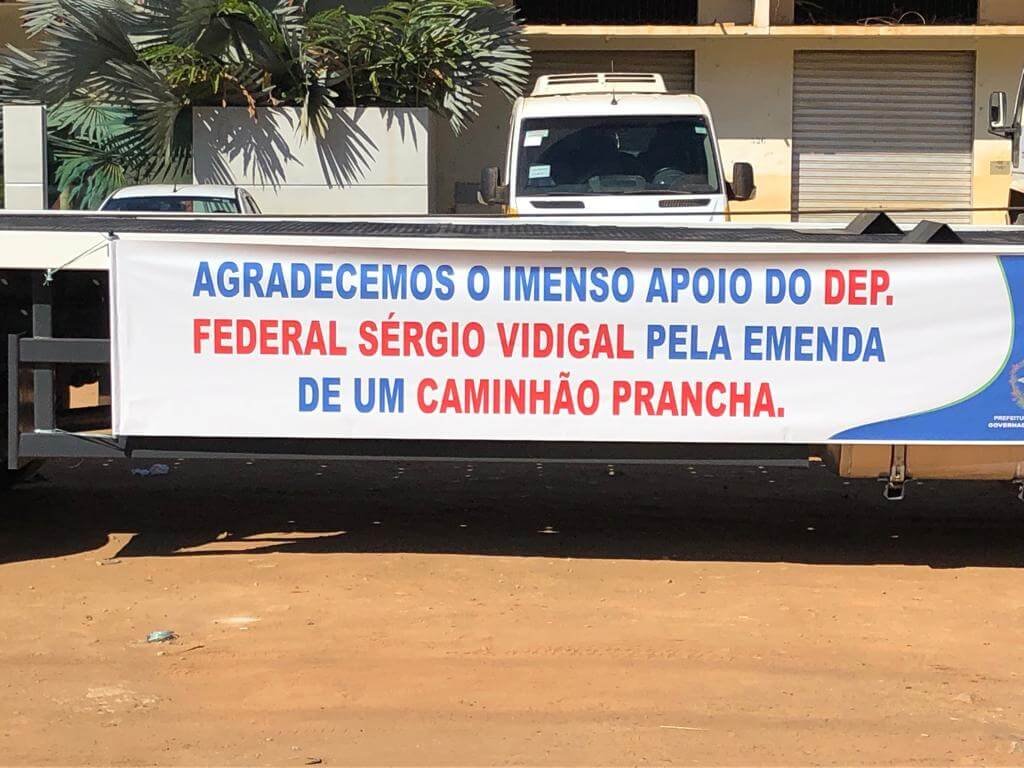 Com emenda de Vidigal, Governador Lindenberg compra caminhão prancha