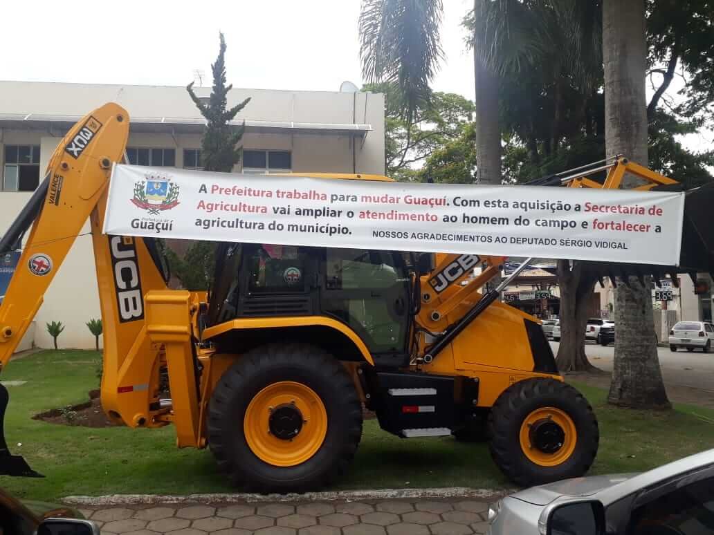 Emenda parlamentar de Vidigal garante retroescavadeira para Guaçuí