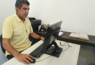 “Todos a favor dos trabalhadores”, diz Vidigal sobre aprovação de auxílio 27/03/2020 Assessoria Durante sessão online da Câmara dos Deputados, nesta quinta-feira (26), o deputado federal Sérgio Vidigal (PDT-ES) apoiou a aprovação do Projeto de Lei 9236/17, que prevê o pagamento de R$ 600 aos trabalhadores informais, desempregados e microempreendedores individuais durante três meses. Sérgio Vidigal comenta que, diante do atual cenário causado pela pandemia do coronavírus, disseminando a covid-19, faz-se necessário tomar medidas emergenciais para ajudar esses trabalhadores. “Todos a favor dos trabalhadores brasileiros! Nós temos dois grandes desafios a enfrentar, o primeiro deles é o combate a doença. O segundo é minimizar o sofrimento de milhares de trabalhadores que estão desempregados e os que vivem na informalidade e estão sem renda”, comentou Vidigal. O aumento do valor de R$ 500 para R$ 600 foi apresentado pela Bancada do PDT na Câmara. Inicialmente, o governo federal defendia que o auxílio fosse de R$ 200, a Câmara R$ 500 e a com a proposta de R$600 do PDT chegou no consenso. “Vamos lutar ainda mais para ajudar o nosso país a superar esse momento. Contem com o nosso trabalho”, ponderou.